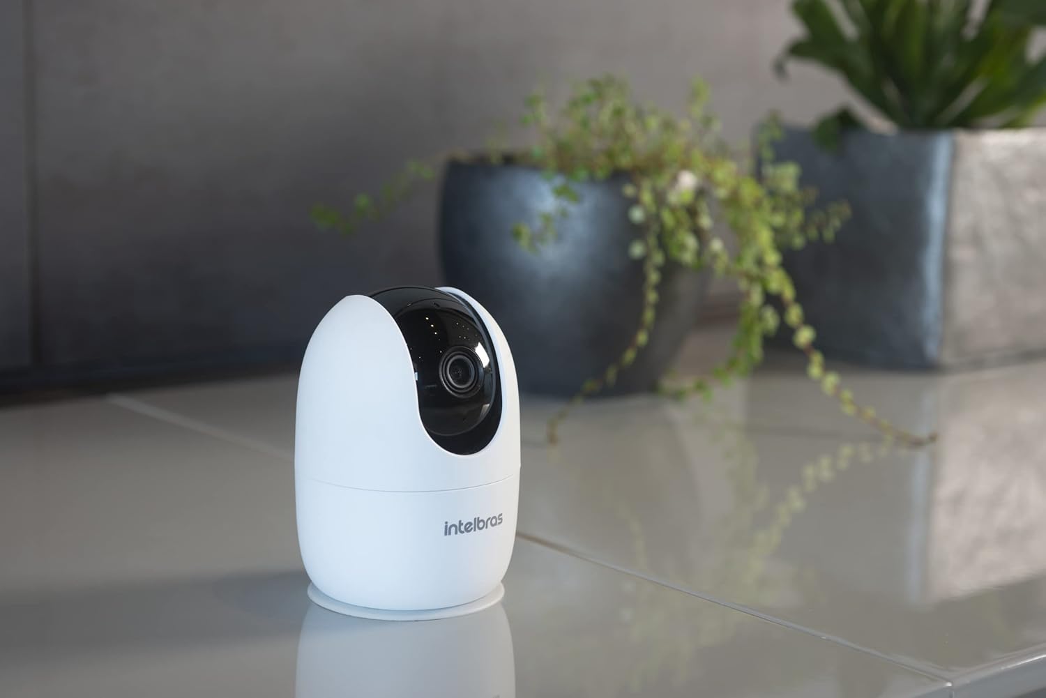 Câmera de Vídeo Inteligente Wi-Fi iM4 C Branco Intelbras + MicroSD 32GB